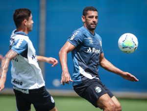 Grêmio finaliza preparativos e viaja para Curitiba