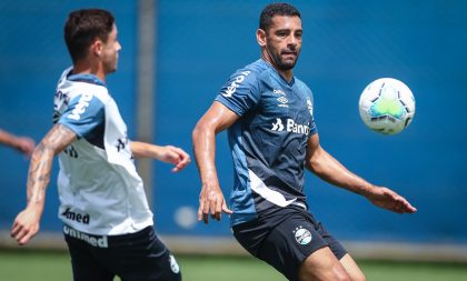 Grêmio finaliza treinos para jogo com o Goiás