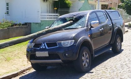 Poste atinge caminhonete no Bairro Rio Branco