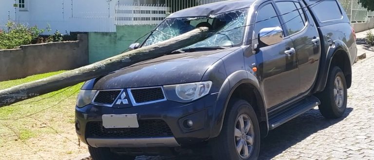 Poste atinge caminhonete no Bairro Rio Branco