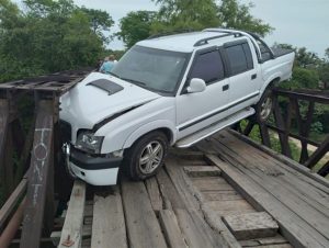 Acavalada: caminhonete fica atravessada em ponte na ERS-149