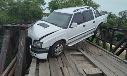 Acavalada: caminhonete fica atravessada em ponte na ERS-149