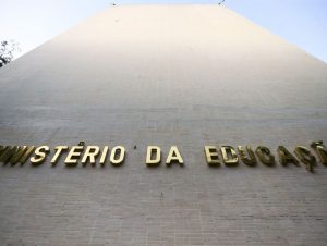 MEC determina que universidades federais voltem às aulas em janeiro