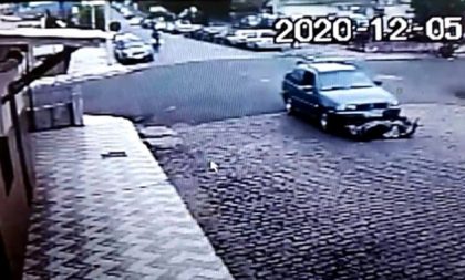 VÍDEOS – Carro leva moto de arrasto em acidente na Aparício Borges