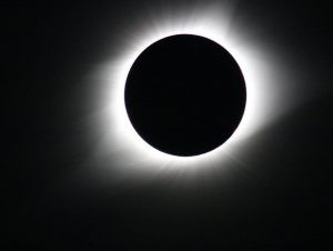 Eclipse solar quebra a rotina na tarde desta segunda-feira