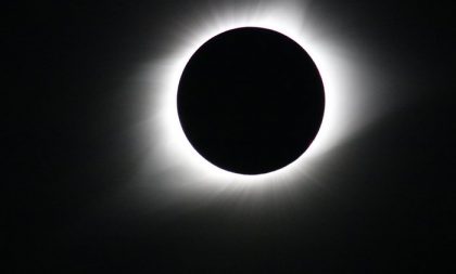 Eclipse solar quebra a rotina na tarde desta segunda-feira