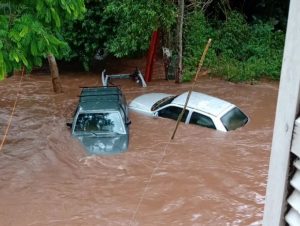 Carros ficaram submersos na Rua Esperanto após a chuvarada deste sábado