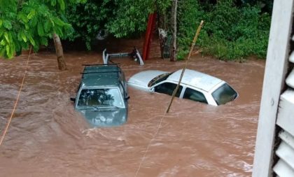 Carros ficaram submersos na Rua Esperanto após a chuvarada deste sábado