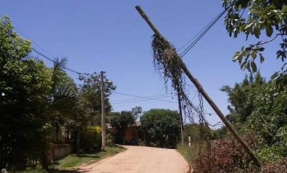 Poste com fios de telefonia ameaça cair no Bairro Augusta