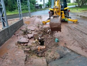 Enxurrada atinge ruas e residências de 4 bairros