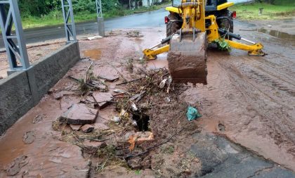 Enxurrada atinge ruas e residências de 4 bairros