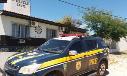 BR-290: PRF prende foragido que viajava em van escolar