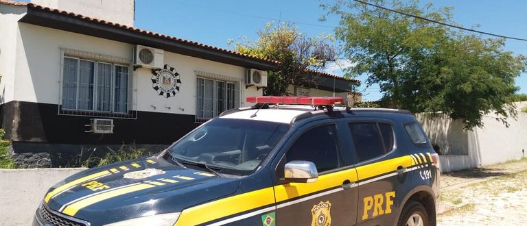 BR-290: PRF prende foragido que viajava em van escolar