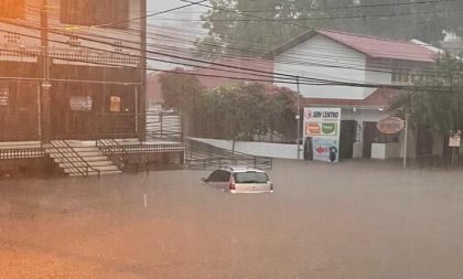 Temporal provoca alagamento generalizado e deixa rastro de destruição em Santa Cruz