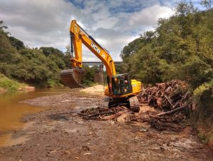 Após 4 anos sem limpeza, Ponte do Alto dos Casemiros recebe serviço