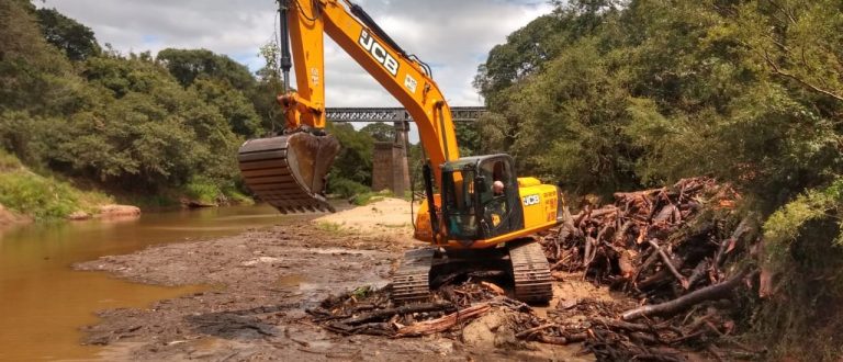 Após 4 anos sem limpeza, Ponte do Alto dos Casemiros recebe serviço