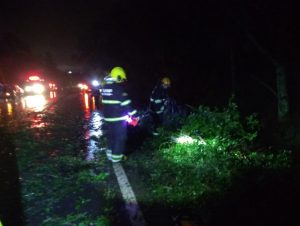 Chuva causa danos na cidade e provoca acidente na BR-153