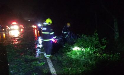 Chuva causa danos na cidade e provoca acidente na BR-153