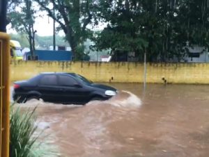 Chuva causa alagamentos no Bairro Carvalho e água invade escola