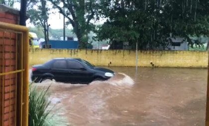 Chuva causa alagamentos no Bairro Carvalho e água invade escola