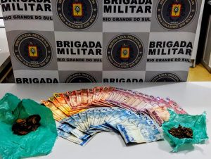 Funcap: BM prende jovem e apreende dois menores por tráfico de drogas