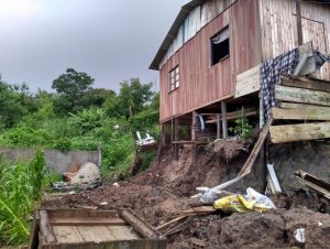 Chuvarada causa estragos na área central e nos bairros