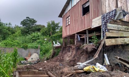 Chuvarada causa estragos na área central e nos bairros