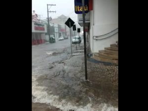 Vídeo: chuva em Cachoeira causa alagamentos na área central