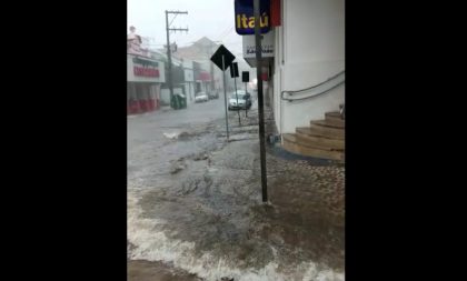 Vídeo: chuva em Cachoeira causa alagamentos na área central