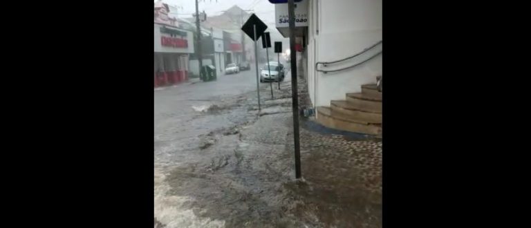 Vídeo: chuva em Cachoeira causa alagamentos na área central