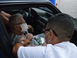 Drive Thru e unidades sanitárias já vacinaram 408 idosos