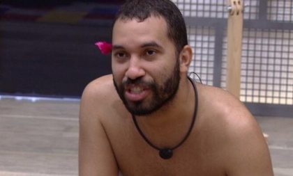 Gilberto iria para debaixo do edredom com Lucas no BBB 21