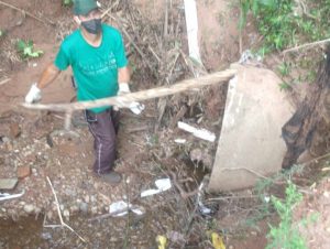 Força-tarefa limpa sanga cheia de lixo no Bairro Fátima