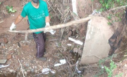 Força-tarefa limpa sanga cheia de lixo no Bairro Fátima