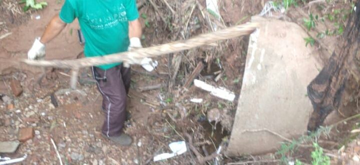 Força-tarefa limpa sanga cheia de lixo no Bairro Fátima