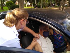 Idosos aprovam vacinação em formato drive thru em Cachoeira