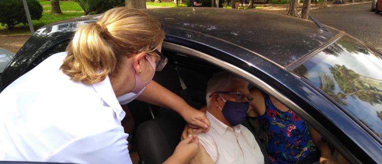 Idosos aprovam vacinação em formato drive thru em Cachoeira