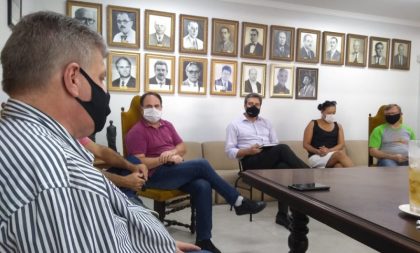 Prefeito e vereadores debatem pandemia