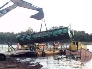 Motorista escapa da morte ao cair com caminhão no Rio Jacuí