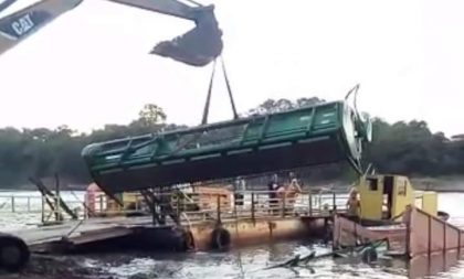 Motorista escapa da morte ao cair com caminhão no Rio Jacuí