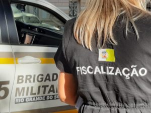 Fiscalização multa e dispersa aglomerações