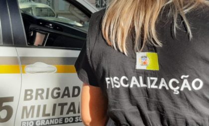 Fiscalização multa e dispersa aglomerações