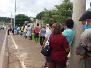 Filas e cansaço marcaram a vacinação a partir dos 65 anos