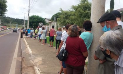 Filas e cansaço marcaram a vacinação a partir dos 65 anos