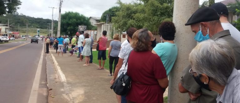 Filas e cansaço marcaram a vacinação a partir dos 65 anos