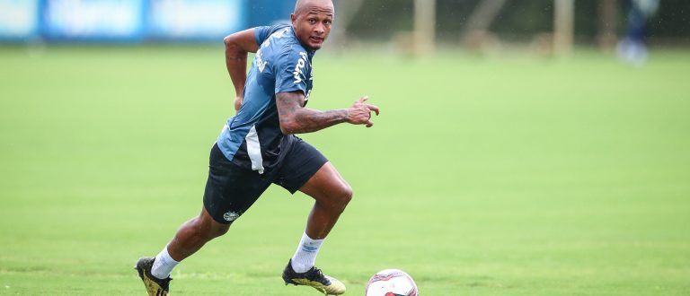 Grêmio treina em duas frentes no CT Luiz Carvalho