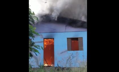 VÍDEO: POLICIAIS SALVAM MULHER DE CASA EM CHAMAS