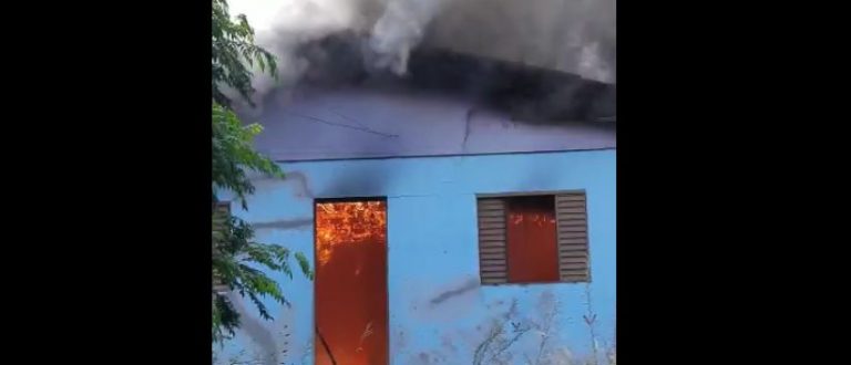 VÍDEO: POLICIAIS SALVAM MULHER DE CASA EM CHAMAS