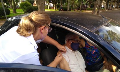 Vacinação no drive thru registra 900 imunizações