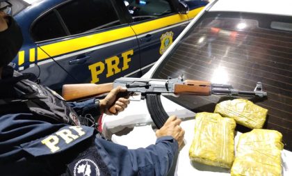 VÍDEO: PRF prende trio com réplica de fuzil e droga na 290